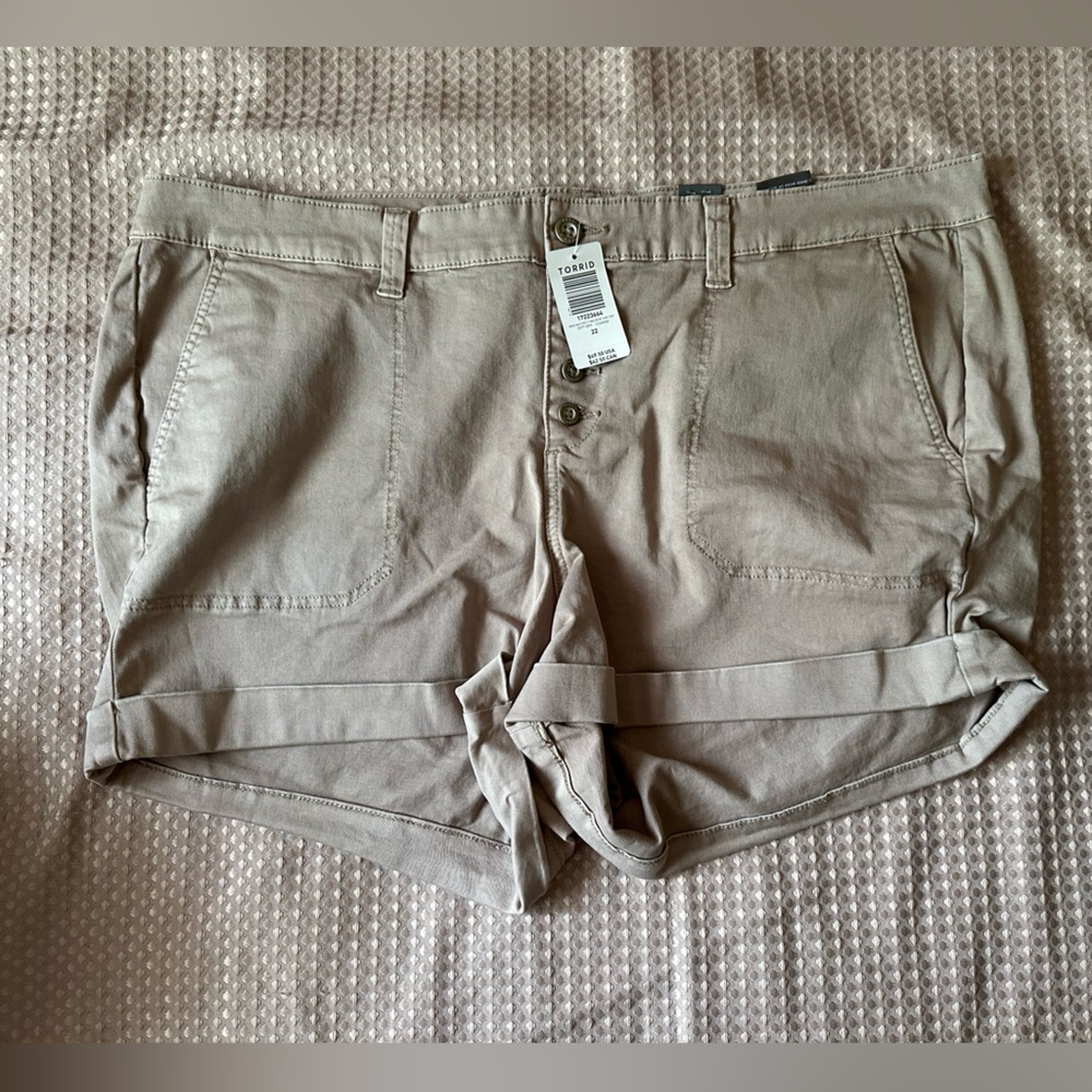 Torrid Khaki Twill Shorts 22 NWT elastic waistband